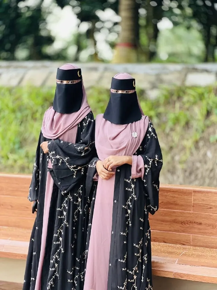 রাজকুমারী কোটি এম্ব্রয়ডারি বোরকা (৩ পার্ট)​ফেব্রিক: দুবাই চেরি (সবগুলো পার্ট)​বডি সাইজ: ৪৪ ফ্রি সাইজ (আলাদা ফিতা রয়েছে, বডি অ্যাডজাস্ট করা যাবে)​লং/লম্বা: L (৫২), XL (৫৪), XXL (৫৬)​ডিজাইন/কাজ: কোটি, বেল্ট এবং ইনারে আকর্ষণীয় এম্ব্রয়ডারি ওয়ার্ক​সেটে যা যা