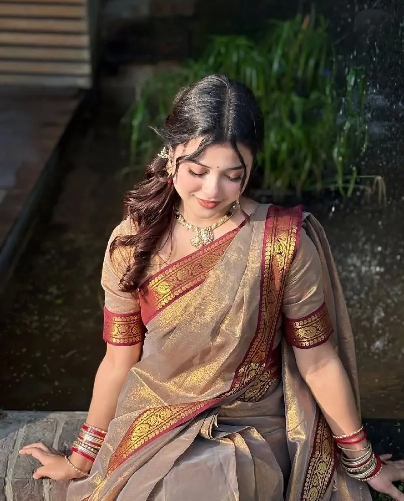 আপনার বিশেষ দিনের সৌন্দর্যকে আরও আকর্ষণীয় করে তুলতে নিয়ে এলাম এলিগেন্ট ল্যামা সিল্ক গোল্ডেন শাড়ি। শাড়িতে রয়েছে সুন্দর জরি পাড়ের কাজ, যা শাড়িটিকে দিয়েছে রাজকীয় ও আকর্ষণীয় লুক।🧵 ফ্যাব্রিক: ল্যামা সিল্ক📏 শাড়ির লং: ১২ হাত✨ পাড়: জরি পাড়👚 ব্লাউজ পিস: আলাদা রয়েছ
