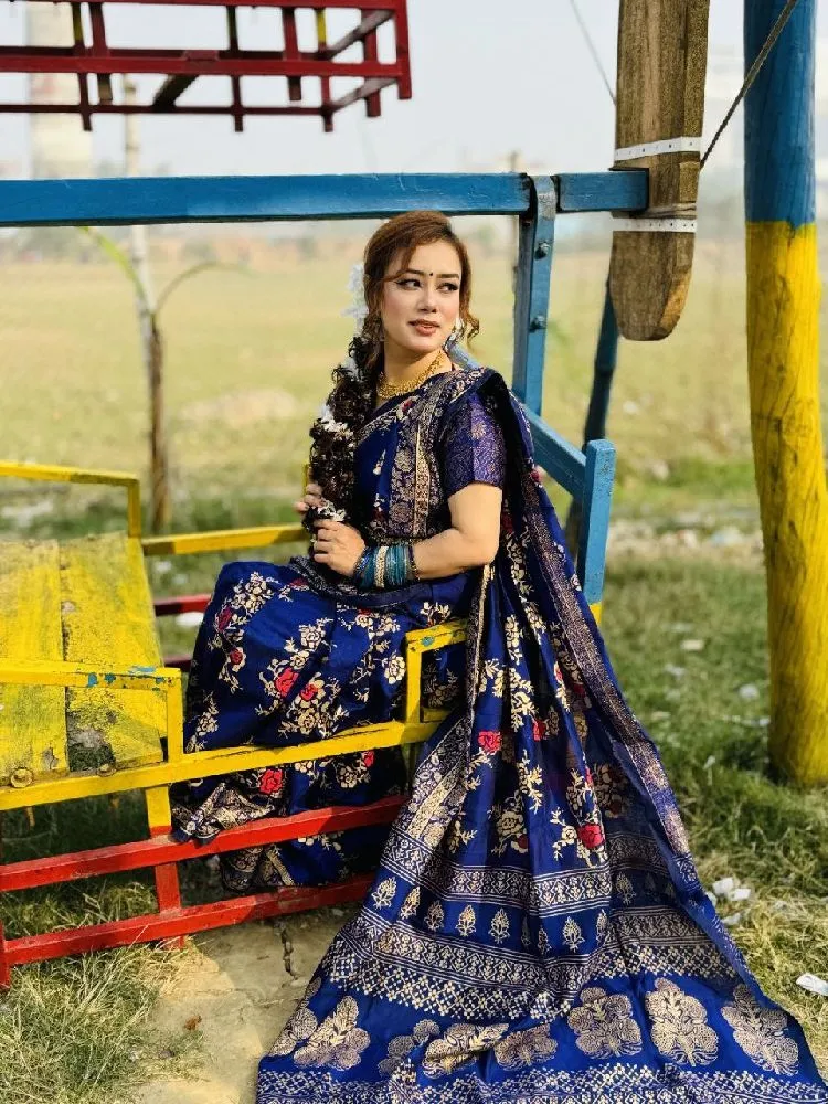 🌸 প্রিমিয়াম ধুপিয়ান সিল্ক শাড়ি কালেকশন 🌸​রুচির পরিপূর্ণতায় প্রিমিয়াম ধুপিয়ান সিল্ক শাড়ি সবসময়ই প্রথম পছন্দ! আপনার সৌন্দর্যের নিখুঁত সঙ্গী হতে নিয়ে এলাম উন্নত মানের ধুপিয়ান শাড়ি। এই শাড়ির নান্দনিক স্টাইল, কালার এবং ডিজাইন আপনার লুকে নিয়ে আসবে এক আলাদা আ