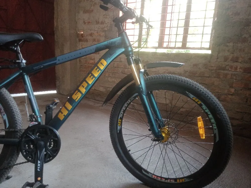 Hi Speed Mauntaint Bike. এটায় পাবেন ১১ টি গিয়ার, সামনে ৩ টি এবং পছনে ৮ টি। মাত্র ২ মাস ব্যবহার করেছি, কন্ডিশন খুবই ভালো।